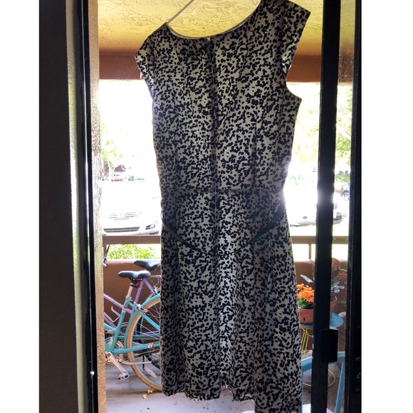 Chetta B.— Cap sleeved dress with patent bow belt - Picture 2 of 7